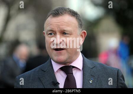 Londres, Royaume-Uni. 11 mars 2020. Andrew Egan Henderson Hendry, appelé Drew Hendry, est un politicien du Parti national écossais membre du Parlement d'Inverness, Nairn, Badenoch et Strathspey depuis 2015. Les politiciens sur le College Green commentent le budget. Crédit: Johnny ARMSTEAD/Alay Live News Banque D'Images