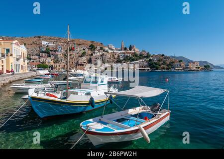 Bateaux de pêche dans le port Symi Ville Symi Îles grecques Grèce Banque D'Images