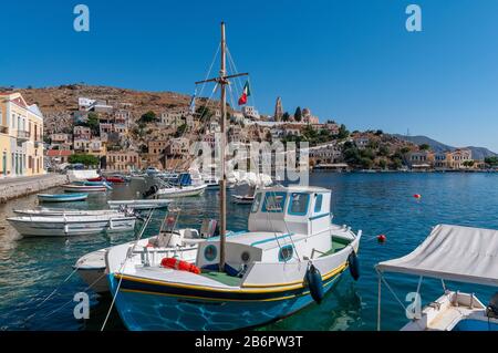 Bateaux de pêche dans le port Symi Ville Symi Îles grecques Grèce Banque D'Images