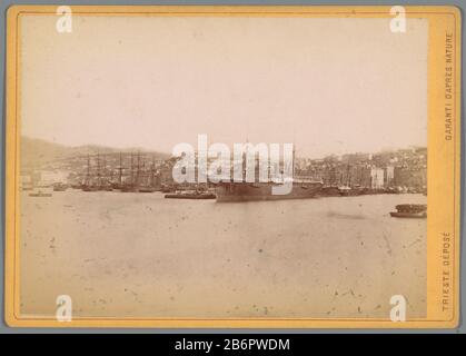 Gezicht op de Haven van vermoedelijk Triëst Type d'objet : kabinetfoto Objectnummer: RP-F-00-1004 Inscriptions / Merken: Opschrift, recto, gedrukt: 'Trieste Déposé Garanti d'apres nature’naam, verso, gestempeld: 'Vosmaer' Fabricant : fotograf fëst Plaats: Giuseppe Wulfaf objet: 1870 - ca. 1890 matériau: Fotopaper karton Techniek: Alluminedrak Dimensions: Foto: H 103 mm × b 139 mm Objet: Harborats (en général) Banque D'Images