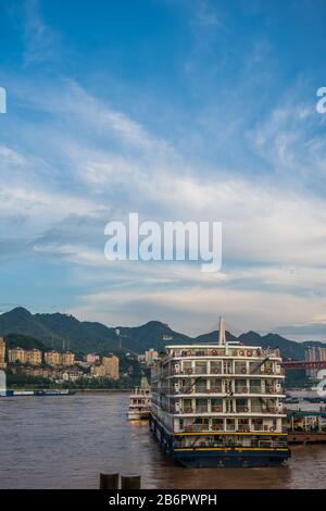 Chongqing, Chine - Août 2019 : Retour du bateau de croisière de luxe amarré au port sur la rive fluviale du Yangtze dans la ville de Chongqing Banque D'Images