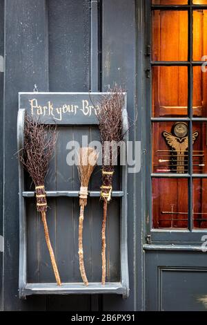 Le panneau 'Park Your Broom' à l'entrée de Harry Potter A Inspiré 'La boutique Qui Ne Doit Pas Être Nommée' dans les Shambles, York, Yorkshire, Angleterre, Royaume-Uni Banque D'Images