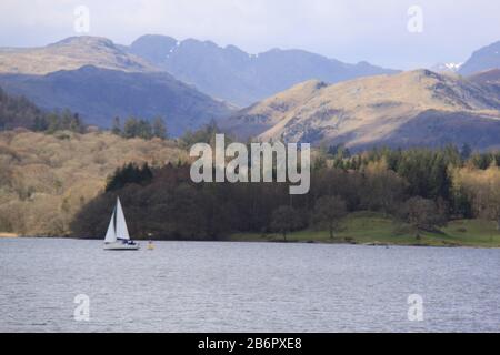 Windermere est un grand lac situé dans le parc national de Cumbria Lake District, dans le nord-ouest de l'Angleterre, entouré de pics de montagne et de villages - Royaume-Uni, PETER GRANT Banque D'Images