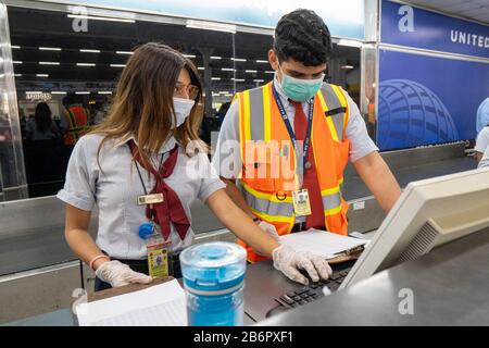 San Pedro Sula, Honduras. 11 mars 2020. 11 mars 2020 : les travailleurs et les passagers de l'aéroport international Ramon Villeda Morales de San Pedro Sulaâ€™s portent des masques par mesure de précaution lors de la pandémie de coronavirus dans le monde entier le mercredi 11 mars 2020. Le ministre hondurien de la Santé a demandé à tous les employés travaillant à l'aéroport de porter des masques de protection. Crédit: Zuma Press, Inc./Alay Live News Banque D'Images