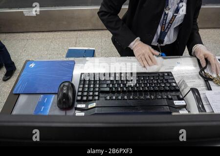San Pedro Sula, Honduras. 11 mars 2020. 11 mars 2020 : les travailleurs et les passagers de l'aéroport international Ramon Villeda Morales de San Pedro Sulaâ€™s portent des masques par mesure de précaution lors de la pandémie de coronavirus dans le monde entier le mercredi 11 mars 2020. Le ministre hondurien de la Santé a demandé à tous les employés travaillant à l'aéroport de porter des masques de protection. Crédit: Zuma Press, Inc./Alay Live News Banque D'Images