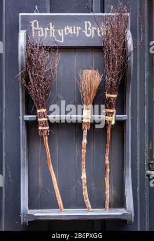 Le panneau 'Park Your Broom' à l'entrée de Harry Potter A Inspiré 'La boutique Qui Ne Doit Pas Être Nommée' dans les Shambles, York, Yorkshire, Angleterre, Royaume-Uni Banque D'Images