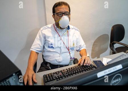 San Pedro Sula, Honduras. 11 mars 2020. 11 mars 2020 : les travailleurs et les passagers de l'aéroport international Ramon Villeda Morales de San Pedro Sulaâ€™s portent des masques par mesure de précaution lors de la pandémie de coronavirus dans le monde entier le mercredi 11 mars 2020. Le ministre hondurien de la Santé a demandé à tous les employés travaillant à l'aéroport de porter des masques de protection. Crédit: Zuma Press, Inc./Alay Live News Banque D'Images