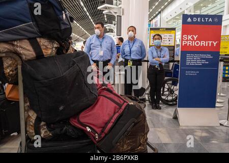 San Pedro Sula, Honduras. 11 mars 2020. 11 mars 2020 : les travailleurs et les passagers de l'aéroport international Ramon Villeda Morales de San Pedro Sulaâ€™s portent des masques par mesure de précaution lors de la pandémie de coronavirus dans le monde entier le mercredi 11 mars 2020. Le ministre hondurien de la Santé a demandé à tous les employés travaillant à l'aéroport de porter des masques de protection. Crédit: Zuma Press, Inc./Alay Live News Banque D'Images