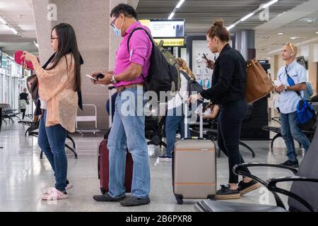 San Pedro Sula, Honduras. 11 mars 2020. 11 mars 2020: Les travailleurs et les passagers de l'aéroport international Ramon Villeda Morales de San Pedro Sula portent des masques par mesure de précaution lors de la pandémie de coronavirus dans le monde entier le mercredi 11 mars 2020. Le ministre hondurien de la Santé a demandé à tous les employés travaillant à l'aéroport de porter des masques de protection. Photo De Ken Cedeno Crédit: Ken Cedeno/Zuma Wire/Alay Live News Banque D'Images