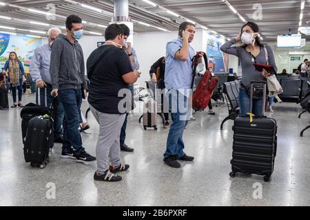 San Pedro Sula, Honduras. 11 mars 2020. 11 mars 2020: Les travailleurs et les passagers de l'aéroport international Ramon Villeda Morales de San Pedro Sula portent des masques par mesure de précaution lors de la pandémie de coronavirus dans le monde entier le mercredi 11 mars 2020. Le ministre hondurien de la Santé a demandé à tous les employés travaillant à l'aéroport de porter des masques de protection. Photo De Ken Cedeno Crédit: Ken Cedeno/Zuma Wire/Alay Live News Banque D'Images