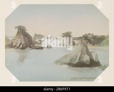 Gezicht op de pijnboomeilanden van Matsushima Matsushima, Inland Sea (Three View in Japan) partie I (objet titel op) partie de l'album avec enregistrements de revue où: Conditions au Japon et studioportretten. Fabricant : Photographe: Fabrication anonyme: Matsushima Dating: CA. 1870 - ca. 1900 Caractéristiques physiques: Imprimé albumen, matière colorée à la main: Peinture au papier technique: Imprimé albumen / Dimensions de couleur à la main: H 194 mm × W 266 mm Objet: Islandlake Banque D'Images