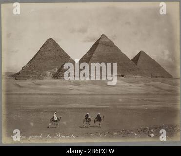 Vue sur les pyramides de Mykerinos, Chephren et Cheops à GizehVue générale des Pyramides (titre objet) Type de bien: Album photo Numéro d'article: RP-F-F01148-Doop books / marques: Nombre négatif, recto: '104' Description: Partie de l'album de voyage avec photos de vu que: Conditions en Grèce et en Egypte. Fabricant : Photographe: BonfilsPlaats fabrication: Giza Dating: CA. 1895 - ca. 1905 Caractéristiques physiques: Papier photo technique: Albumen dimensions de l'impression: Photo: H 222 mm × W 281 mm Objet: Pyramide (forme de tombe historique) animal à accrochage que gizeh Banque D'Images