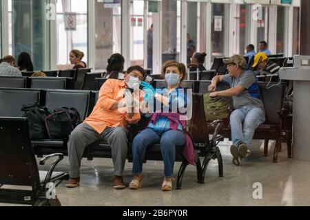 San Pedro Sula, Honduras. 11 mars 2020. 11 mars 2020: Les travailleurs et les passagers de l'aéroport international Ramon Villeda Morales de San Pedro Sula portent des masques par mesure de précaution lors de la pandémie de coronavirus dans le monde entier le mercredi 11 mars 2020. Le ministre hondurien de la Santé a demandé à tous les employés travaillant à l'aéroport de porter des masques de protection. Photo De Ken Cedeno Crédit: Ken Cedeno/Zuma Wire/Alay Live News Banque D'Images