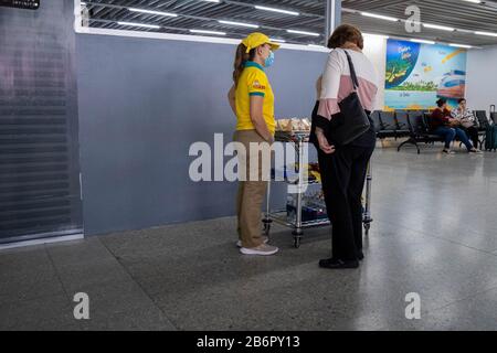 San Pedro Sula, Honduras. 11 mars 2020. 11 mars 2020: Les travailleurs et les passagers de l'aéroport international Ramon Villeda Morales de San Pedro Sula portent des masques par mesure de précaution lors de la pandémie de coronavirus dans le monde entier le mercredi 11 mars 2020. Le ministre hondurien de la Santé a demandé à tous les employés travaillant à l'aéroport de porter des masques de protection. Photo De Ken Cedeno Crédit: Ken Cedeno/Zuma Wire/Alay Live News Banque D'Images