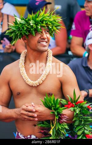 États-Unis, Hawaï, Big Island, Kona, hawaïen natif dans des vêtements traditionnels au triathlon Ironman Kona Banque D'Images