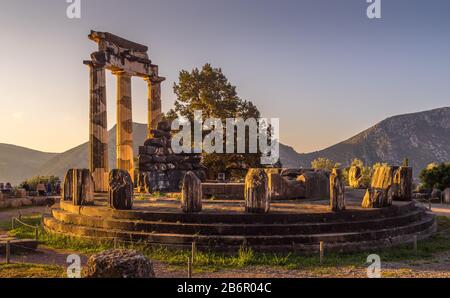 Tholos avec des colonnes doriques au sanctuaire des ruines du temple Athena Pronoia dans l'ancien Delphi, Grèce Banque D'Images