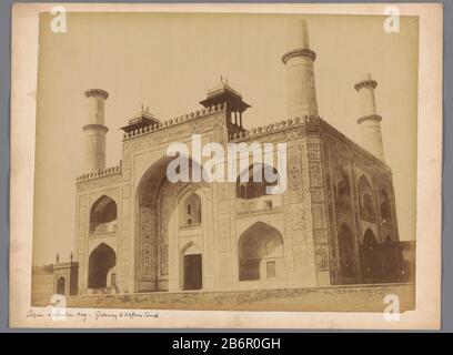 Le mausolée de Gezicht op de toegangspoort van Akbar à Agra Agra Agra-Schundra Bay Gateway to Akbars Tomb (objet titel op) vue de l'entrée du mausolée d'Akbar dans la baie d'AgraAgraAgra-Schundra. Gateway to Akbar Tomb (title object) Type d'objet: Photo Numéro d'objet: RP-F-F02425 Fabricant : photographe: Fabrication anonyme: Date inconnue: 1850 - 1900 Caractéristiques physiques: Albumine matière d'impression: Carton de papier technique: Albumine Dimensions de pression: Photo: H 215 mm × W 278 mstad: H 237 mm × W 316 mm Objet: Mausolée où: Agra Banque D'Images