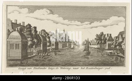 Gezicht op de wetering bij het Rutenburgerpad Gezigt van Stadlander langs de Weering, naar het Rutenburger - PAD (objet titel op) vue de la ville de Lander Bridge sur le cours d'eau à Rutenburgerpad à Amsterdam. Les maisons avec jardins adjacents sont à gauche et à droite du cours d'eau. Dans certains jardins sont situés des figures. Sur les rives du weetering sont plusieurs bateaux amarrés, et au milieu de l'eau de voile un scheepje. Fabricant : Print Maker: Gerardus CondetPlaats fabrication: Amsterdam Date: 1725 - 1764 Caractéristiques physiques: Gravure: Technique du papier: Gravure d Banque D'Images