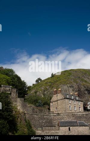 Le château de Dumbarton en Écosse, lors d'une journée d'été ensoleillée. Banque D'Images