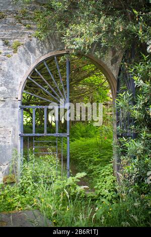 Mur de porte à un jardin caché aux murs secrets à Argyle en Écosse. Banque D'Images