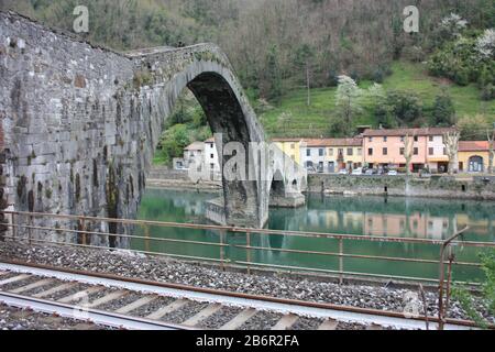 Le célèbre Ponte della Maddalena de Lucca, construit en briques sur une rivière dans un ancien village médiéval de Borgo a Mozzano Banque D'Images