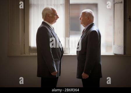 Vue de deux hommes âgés regardant face à face. Banque D'Images