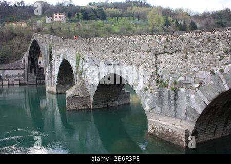 Le célèbre Ponte della Maddalena de Lucca, construit en briques sur une rivière dans un ancien village médiéval de Borgo a Mozzano Banque D'Images