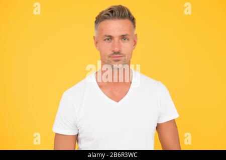 Beauté de référence. Cheveux Grizzle. Traiter les racines grises. Cheveux bien entretenus pour le visage de l'homme. Salon de coiffure. Salon de coiffure et salon de coiffure. Homme mûr bon aspect modèle espace de copie. Coiffure. Banque D'Images