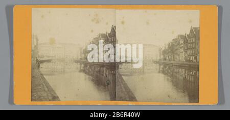 Gezicht op een gracht a rencontré een groot gebouw, Nederland vue d'un canal avec un grand bâtiment, Nederland. Fabricant : Photographe: Fabrication anonyme de lieux: Pays-Bas Dating : CA. 1900 Caractéristiques physiques: Papier photo, carton technique: Albumine Dimensions de pression: Image: H 82 mm × W 147 mmOnderwerp Banque D'Images