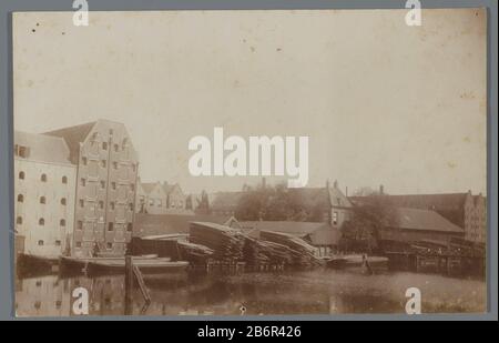 Gezicht op een gracht met pakhuizen vue d'un canal avec entrepôts Type d'objet: Photo Numéro d'article: RP-F 00-6711 Fabricant : Photographe: Cornelia Hendrika Jonker (attribué à) Date: 1880 - 1940 matériel: Papier technique: Daglichtcollodiumzilverdruk Dimensions: Papier: H 105 mm b × 164 mm Objet: Entrepôt de canal ( port) Banque D'Images