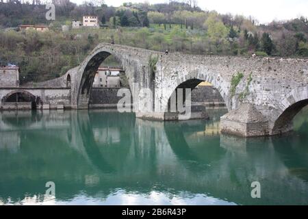 Le célèbre Ponte della Maddalena de Lucca, construit en briques sur une rivière dans un ancien village médiéval de Borgo a Mozzano Banque D'Images