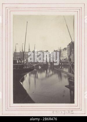 Gezicht op een haven a rencontré opklapbrug à Rotterdam partie de l'album avec des photos et des lithographies vu que: Conditions dans les villes, peintures et costumes du nord et du sud des Pays-Bas . Fabricant : Photographe: Fabrication anonyme: Rotterdam Date: CA. 1870 Caractéristiques physiques: Matériel d'impression d'albumine: Papier photo technique: Pression d'albumine dimensions: Passe-partout: H 83 mm × b 58 mm Objet: Port (+ vue  véhicule, navire, etc.) Où Rotterdam Banque D'Images