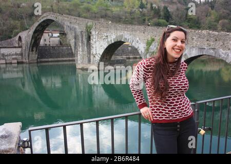 Le célèbre Ponte della Maddalena de Lucca, construit en briques sur une rivière dans un ancien village médiéval de Borgo a Mozzano Banque D'Images