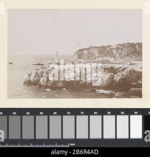 Gezicht op een haveningang met vuurtoren, vermoedelijk aan de kust van Zuid-Frankrijk Onderdeel van Fotoalbum van een Franse amateurfotograaf met les opnoms van een familie, distileerderij Delizy & Doistau Fils, het leger en beziens Banque D'Images