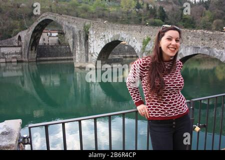 Le célèbre Ponte della Maddalena de Lucca, construit en briques sur une rivière dans un ancien village médiéval de Borgo a Mozzano Banque D'Images