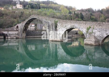 Le célèbre Ponte della Maddalena de Lucca, construit en briques sur une rivière dans un ancien village médiéval de Borgo a Mozzano Banque D'Images