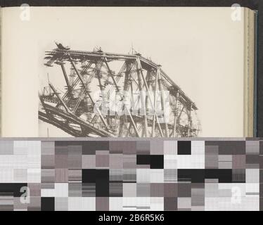 Gezicht op een ligger van de Forth Bridge Fife cantilever (titel op object) vue d'un faisceau De Forth BridgeFife cantilever (title object) Type de bien: Photo-mécanique imprimer page Numéro d'article: RP-F 2001-7-1638-19 Inscriptions / marques: Numéro, recto, imprimé 'plate XVIII.' Fabricant : créateur: Imprimante anonyme: Imprimante: Photophane Company (propriété cotée) Lieu de fabrication: Londres Date: Oct 1888 matériau: Papier technique: Mesure de la pression lumineuse: Imprimé: H 229 mm × W 281 mm Objet: Pont de chantier pont pont pont matérialscantilever pont Banque D'Images