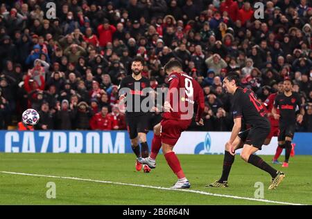 Roberto Firmino de Liverpool obtient le deuxième but du jeu lors du match de 16 secondes de la Ligue des Champions de l'UEFA à Anfield, Liverpool. Banque D'Images