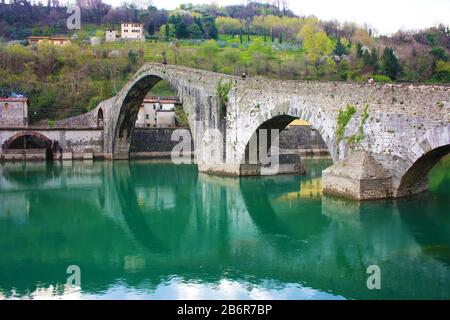 Le célèbre Ponte della Maddalena de Lucca, construit en briques sur une rivière dans un ancien village médiéval de Borgo a Mozzano Banque D'Images