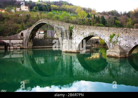 Le célèbre Ponte della Maddalena de Lucca, construit en briques sur une rivière dans un ancien village médiéval de Borgo a Mozzano Banque D'Images