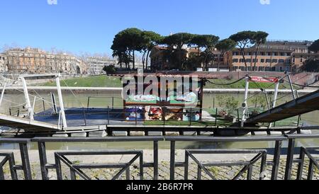 Rome, Italie. 11 mars 2020. Un point de contrôle de la visite en bateau sur la rivière Tiber est fermé à Rome, en Italie, le 11 mars 2020. Mercredi soir, le Premier ministre italien Giuseppe Conte a annoncé la fermeture de tous les magasins de détail, bars à café, pubs, restaurants, coiffures et salons de beauté, et a appelé le secteur privé à laisser les employés quitter la maison ou travailler autant que possible. Crédit: Elisa Lingria/Xinhua/Alay Live News Banque D'Images