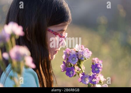 Arrêter et sentir les fleurs. Banque D'Images