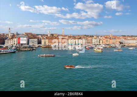 Vue panoramique sur le Grand Canal et le canal de Giudecca avec de nombreux bateaux dans le lagon de Venise, Italie. Banque D'Images