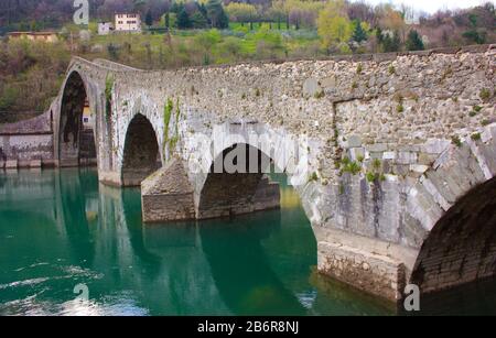 Le célèbre Ponte della Maddalena de Lucca, construit en briques sur une rivière dans un ancien village médiéval de Borgo a Mozzano Banque D'Images