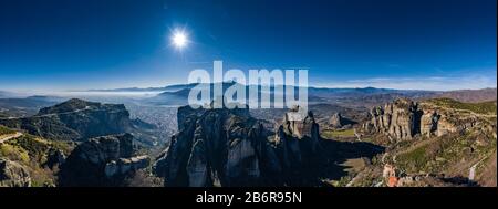 Kalambaka, Grèce, vue aérienne du monastère Varlaam et des images époustouflantes de la vallée et du canyon historique de Meteora au coucher du soleil, Cradle sur un ropoway Banque D'Images