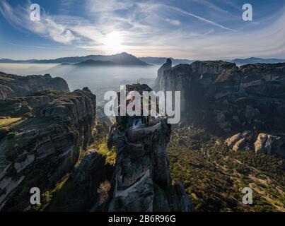 Vue aérienne de la Trinité du monastère et des images époustouflantes de la vallée et du canyon historique de Meteora au coucher du soleil, Kalambaka, Grèce, ombres, roa torsadé Banque D'Images