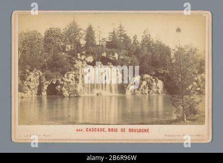 Gezicht op een waterval in het bos van Boulogne Cascade, Bois de Boulogne (objet titel op) vue d'une cascade dans la forêt de Boulogne Cascade, Bois de Boulogne (objet titre) Type de bien: Photo Cabinet photo Numéro d'article: RP-F F19708 Inscriptions / marques: Numéro, recto estampillé '444.'tekst , recto, imprimé: 'Passage des Princes PARIS.'winkeliersmerk, verso, estampillé: 'Raison Martinet / 12, boulevard des Capucines 12 / Grand-Hôtel / Paris.' Fabricant : photographe Ernest Ladrey (propriété cotée) Lieu de fabrication: Paris Date: 1860 - 1880 matériau: Papier photo, carton technique: ALB Banque D'Images