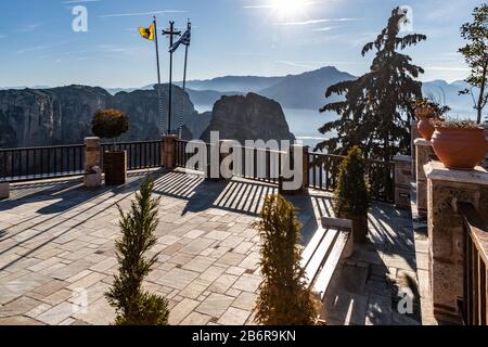 Kalambaka, Grèce, terrasse du monastère Varlaam et des images à couper le souffle de la vallée et du canyon historique de Meteora au coucher du soleil, ombres magiques, drapeaux, Be Banque D'Images
