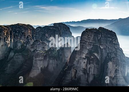 Vue aérienne du monument De L'Unesco Meteora, les montagnes, le monument de la Grèce, temps ensoleillé, brouillard, dédale sur une vallée Banque D'Images