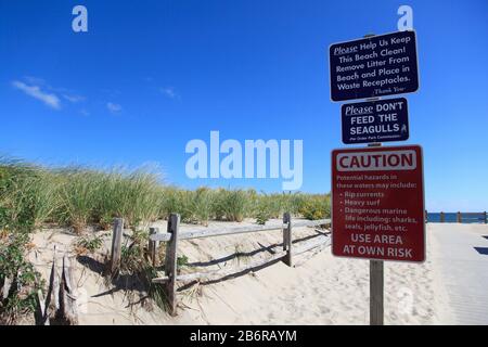 Avertissement, avertissement de courants forts, requins, plage de Nauset, Cape Cod National Seashore, Orléans, Cape Cod, Massachusetts, Nouvelle-Angleterre, États-Unis Banque D'Images